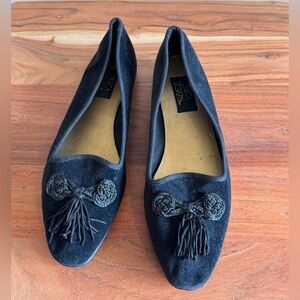New Vintage black velvet Jessica Stevens slippers with tassels on the toe Size 7